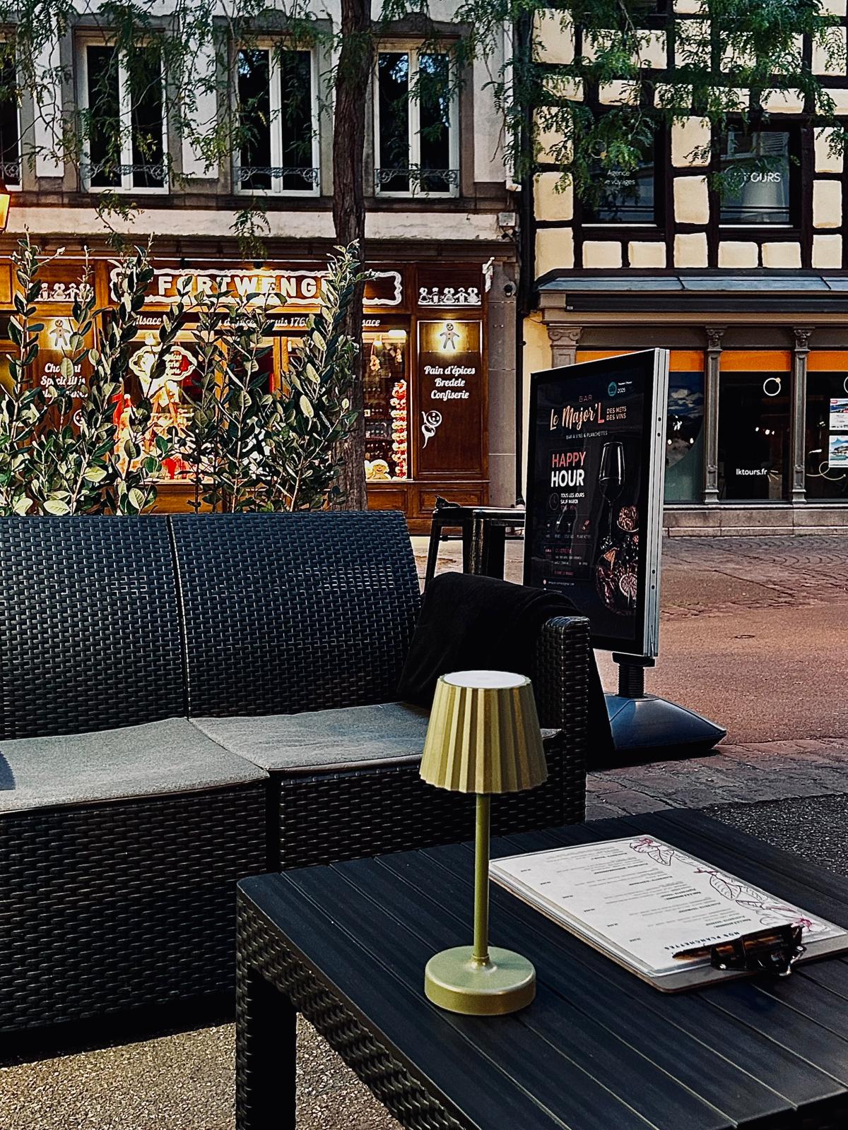 Terrasse du Major&rsquo;L devant les maisons à colombages de Colmar