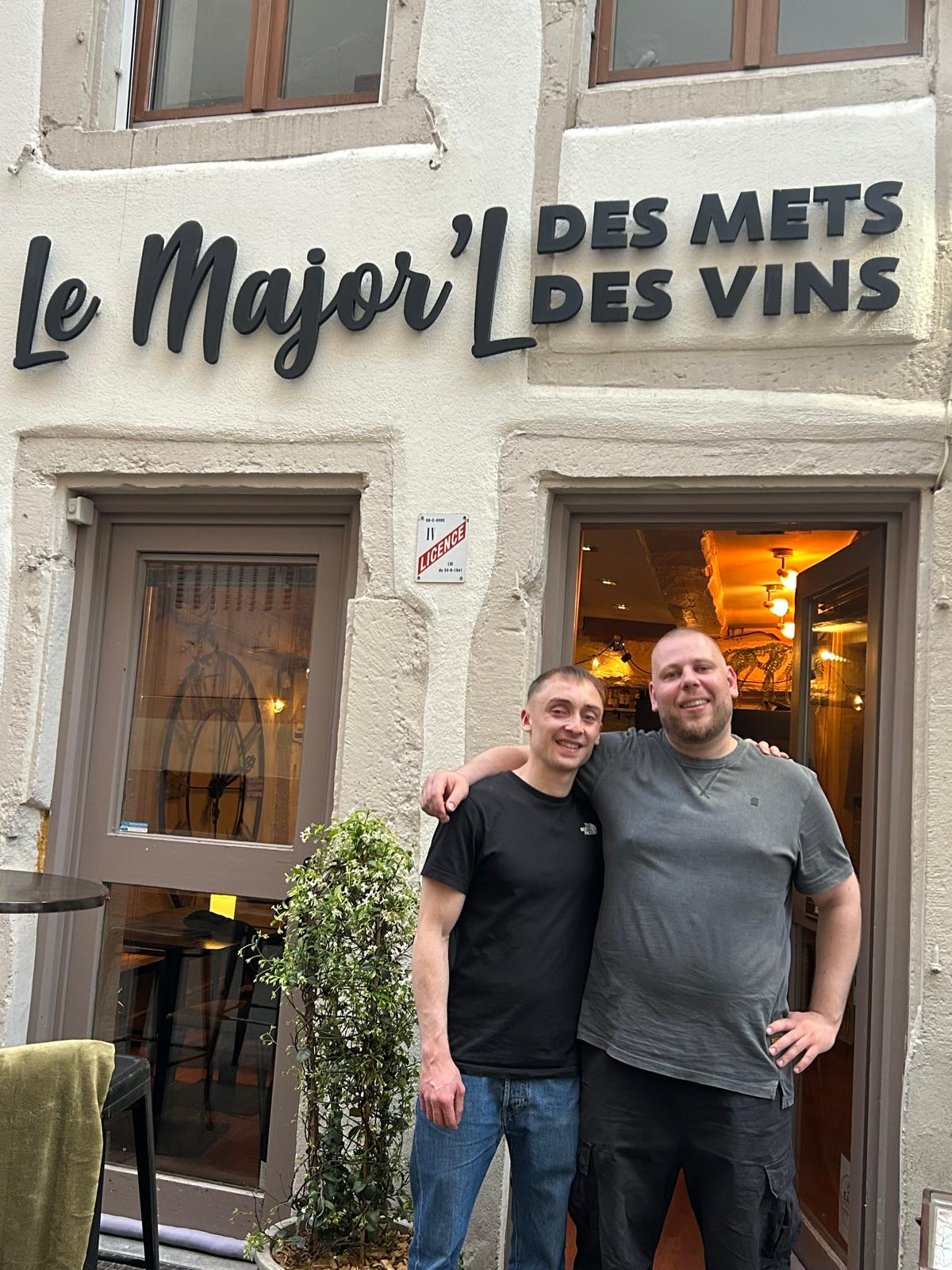 Les propri&eacute;taires du Major'L devant l'entr&eacute;e