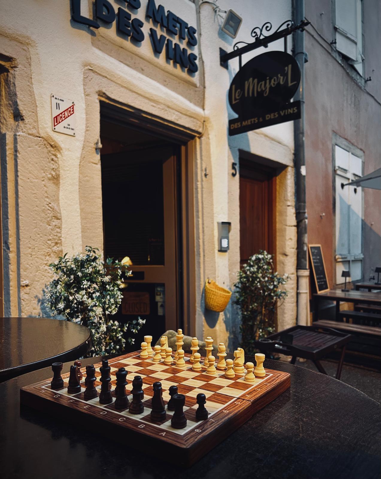 Une partie d'&eacute;checs en terrasse